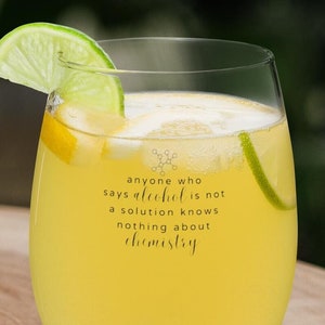 Science Joke wijnglas zonder steel – 15 oz | Humoristisch scheikundeontwerp | Perfect cadeau voor wijnliefhebbers en wetenschapsliefhebbers afbeelding 1