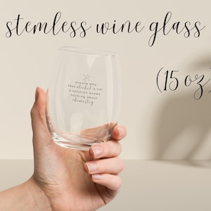Op de afbeelding: Een helder, steelloos wijnglas met de tekst "anyone who says alcohol is not a solution knows nothing about chemistry" gegraveerd aan de zijkant. Het glas heeft een inhoud van 440 ml.