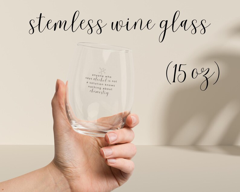 Op de afbeelding: Een helder, steelloos wijnglas met de tekst "anyone who says alcohol is not a solution knows nothing about chemistry" gegraveerd aan de zijkant. Het glas heeft een inhoud van 440 ml.
