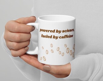 Mogelijk gemaakt door wetenschap, gevoed door cafeïnemok – koffieboon- en cafeïnemolecuulontwerp | Uniek keramisch cadeau voor wetenschappers en koffieliefhebbers