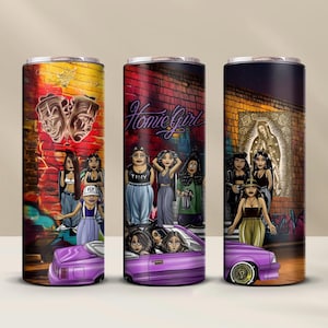Puede incluir: Tres vasos de acero inoxidable con gráficos coloridos. Los vasos presentan un grupo de mujeres en un automóvil, un mural con una figura religiosa y un mural con un grupo de mujeres. El texto "Home Girl" es visible en uno de los vasos.