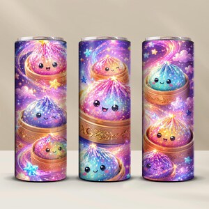 以下が含まれることがあります： 竹製の蒸し器に入った笑顔の餃子のキャラクターが描かれた、鮮やかな銀河模様の3つの円筒形タンブラー。紫、ピンク、青の渦巻く宇宙の雲、きらめく星、輝く星雲がデザインされています。