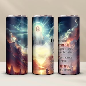 Op de afbeelding: Een set van drie roestvrijstalen geïsoleerde bekers. Elke beker toont een religieuze afbeelding van Jezus met Spaanse tekst. Het ontwerp omvat een landschap met wolken, bergen en een zonsondergang.