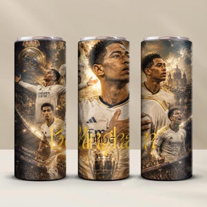 Op de afbeelding: Een cilindervormige beker met een grafische print van Jude Bellingham in een wit Real Madrid-shirt. Het ontwerp bevat meerdere actiefoto's van de speler, het Real Madrid-embleem, een trofee en de tekst "Bellingham" in gouden letters.