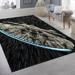 Puede incluir: Una alfombra negra y blanca con una nave espacial volando a través de un campo de estrellas. La nave espacial es gris y tiene una luz azul alrededor.