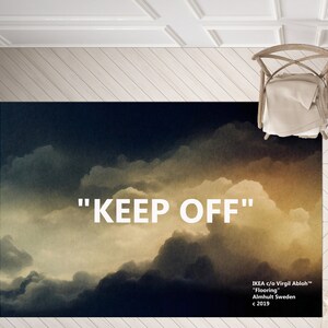 Può includere: Un tappeto nero e oro con un design a nuvole e il testo "KEEP OFF" in bianco. Il tappeto include anche il testo "IKEA c/o Virgil Abloh™ "Flooring" Almhult Sweden c 2019".