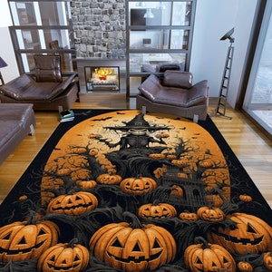 Könnte beinhalten: Ein schwarzer und orangefarbener Halloween-Teppich mit einer gruseligen Hexe, die in einem Baum steht, umgeben von Kürbissen. Der Teppich hat einen dunklen Hintergrund mit einem Mond und Fledermäusen.