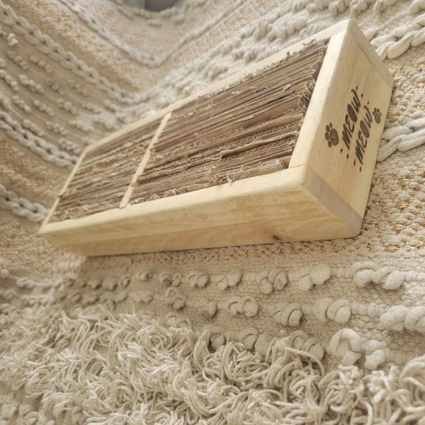 Refillable cat scratching post in customizable recycled wood