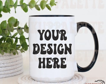 Może przedstawiać: Biały kubek ceramiczny z czarnym rantem i uchwytem. Kubek ma napis "YOUR DESIGN HERE" w retro czcionce.