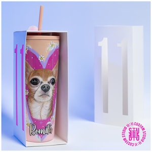 Puede incluir: Un vaso personalizado rosa y blanco con una ilustración de chihuahua y el nombre "Romita" impreso en él. El vaso está en una caja blanca con el número "11" impreso en él. El vaso es parte de un estudio personalizado.