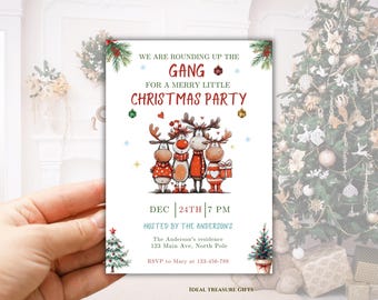 Op de afbeelding: Kerstfeestuitnodiging met cartoon rendieren. De tekst luidt: "We verzamelen de bende voor een vrolijk kerstfeest". De datum is 24 december om 19.00 uur. Georganiseerd door The Anderson's.
