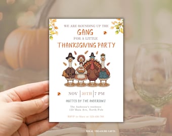 Op de afbeelding: Thanksgiving-feestuitnodiging met cartoon kalkoenen en ganzen in feestelijke kleding. De uitnodiging luidt: "We verzamelen de bende voor een klein Thanksgiving-feest" met datum, tijd en gastheergegevens.