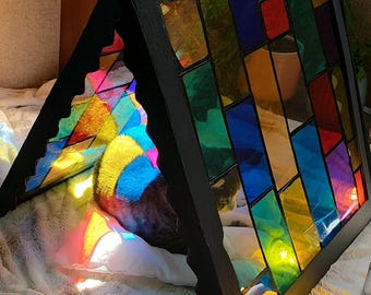 Nep glas-in-lood dierenhuisje - Gotisch honden-, katten- en konijnenbed - Kleurrijke raamhanger kattentent voor binnen - Whimsigoth woondecoratie - PVC regenboogtent