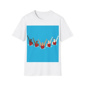 Puede incluir: Una camiseta blanca con un gráfico de cinco personas en trajes de baño rojos nadando en una piscina azul.