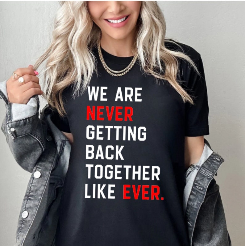 Chemise We Are Never Getting Up Together Like Ever, chemise Eras, T-shirt Bella et en toile, sweat-shirt oversize, t-shirt graphique concert tendance image 3