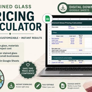 Könnte beinhalten: Ein digitaler Buntglas-Preiskalkulator für Google Sheets auf einem Laptop-Bildschirm. Die Benutzeroberfläche zeigt Spalten für Glasfarbe, Kosten pro Quadratfuß und Gesamtkosten. Eine kreisförmige Grafik einer Rose aus Buntglas ist enthalten.
