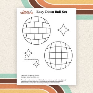 Könnte beinhalten: Druckbare Vorlage zum Erstellen von zwei 10,16 cm großen Discokugel-Anhängern. Die Vorlage enthält ein Rastermuster für die Discokugel und optionale Sternformen zum Überlagern.