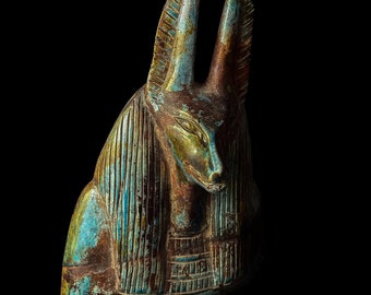 Estatua del dios egipcio Anubis en piedra de llama
