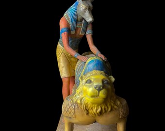 エジプトで石から作られたツタンカーメン王をミイラ化した大きな神