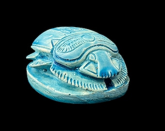 エジプトの古代の玄武岩製スカラベ。台座には象形文字が刻まれています 