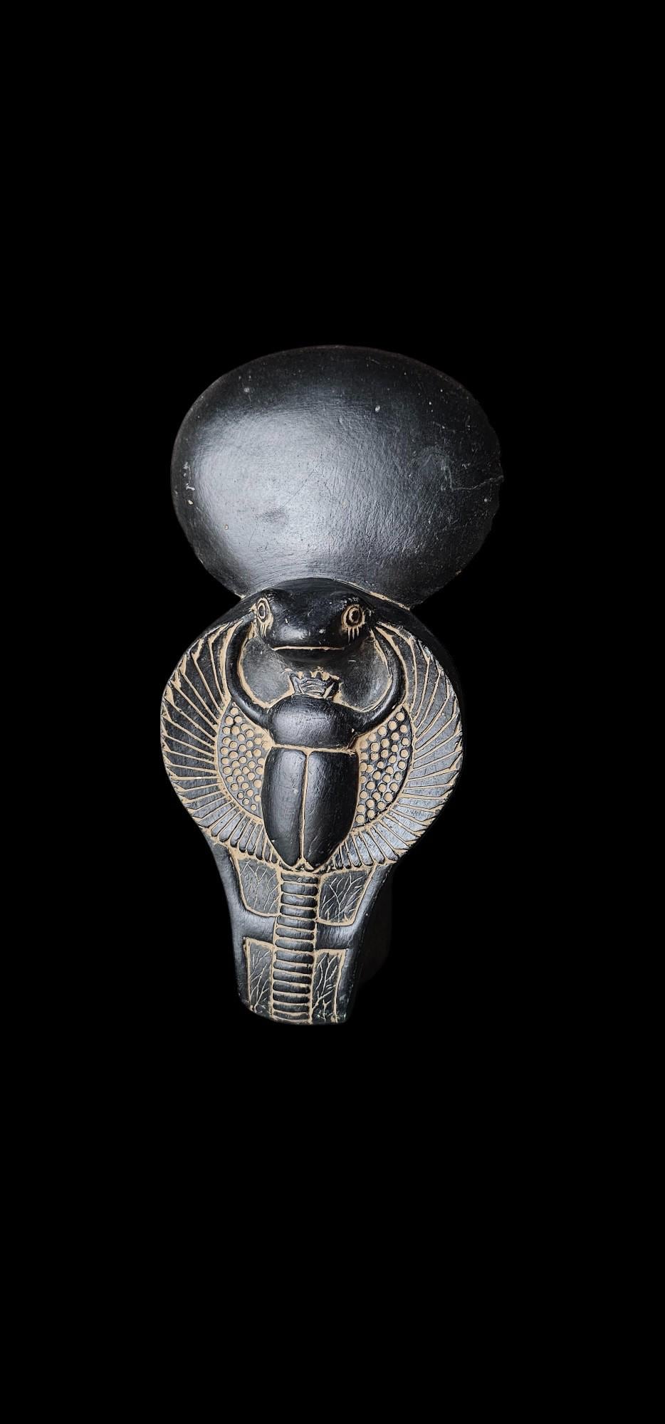 スカラベのシンボルを持つ古代エジプトのウラエウスコブラ像、ヘビ愛好