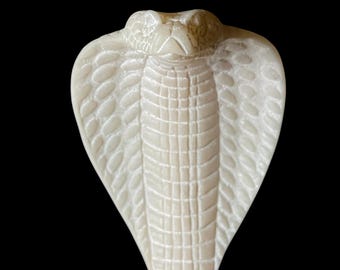 古代エジプトのウラエウスコブラ像、ヘビ愛好家へのヘビの贈り物
