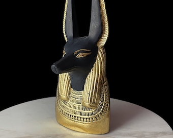 Estatua del Dios Chacal Anubis hecha en Egipto, escultura egipcia de Anubis.