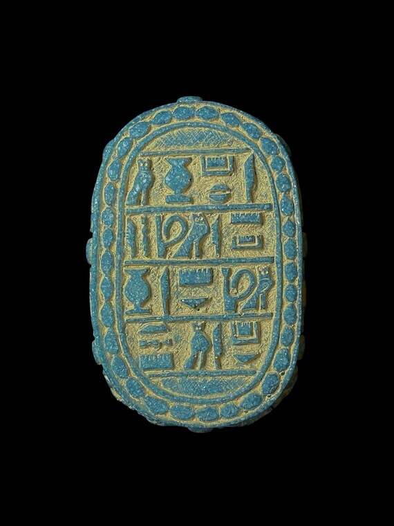 大きなエジプトのスカラベ。古代エジプトの装飾的な幸運のスカラベ