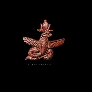 Op de afbeelding: Roodbruine sculptuur van een cobra-godin met uitgespreide vleugels, een kroon en ingewikkelde details. De tekst "COBRA GODDESS" staat onderaan de afbeelding tegen een zwarte achtergrond.