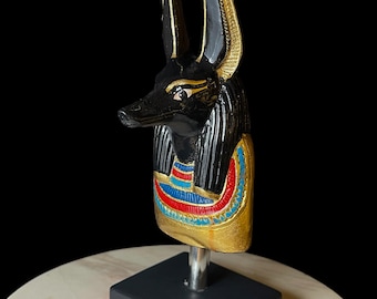 Estatua del dios chacal Anubis hecha en Egipto, escultura egipcia de Anubis.
