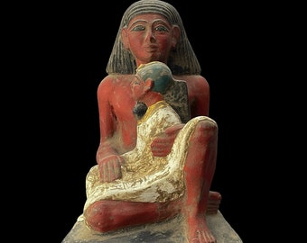 Estatua de basalto del dios egipcio Horus: decoración artística del sumo sacerdote