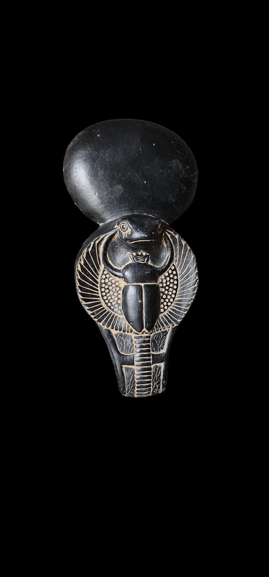 スカラベのシンボルを持つ古代エジプトのウラエウスコブラ像、ヘビ愛好