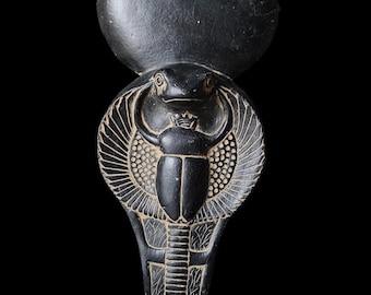 スカラベのシンボルを持つ古代エジプトのウラエウスコブラ像、ヘビ愛好