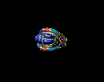 Anello con scarabeo egizio: simbolo di buona fortuna del re