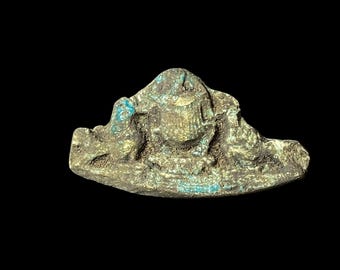 エジプトの古代の玄武岩製スカラベ。台座には象形文字が刻まれています 