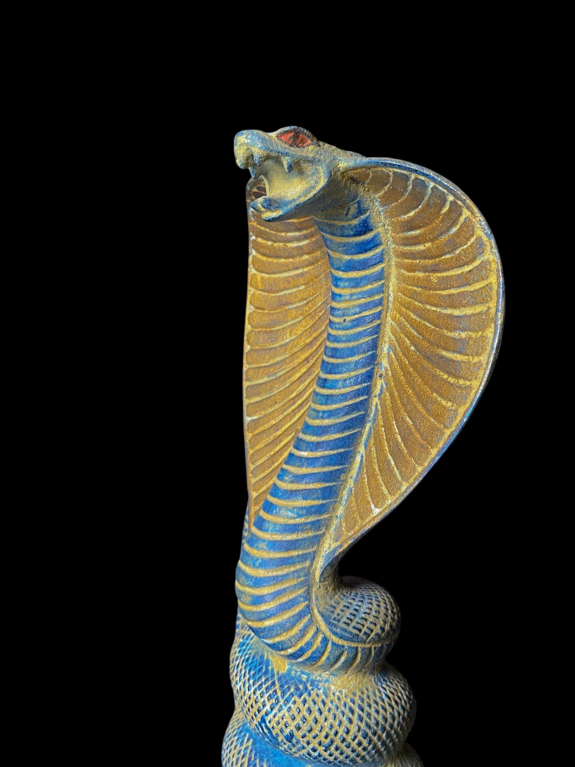 古代エジプトのウラエウスコブラ像、ヘビ愛好家へのヘビの贈り物
