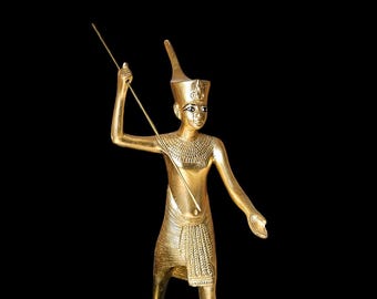 Museum Egyptian King Tutankhamun on boat hunting, The Egyptian Tutankhamun statue