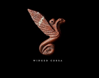 Oud-Egyptisch gevleugelde cobra-amulet: uraeus-slangenbescherming