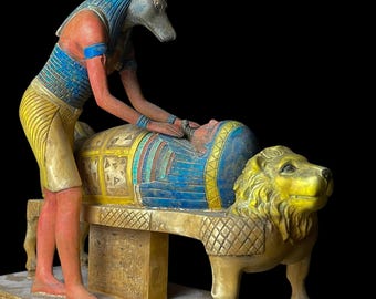 エジプトで石から作られたツタンカーメン王をミイラ化した大きな神