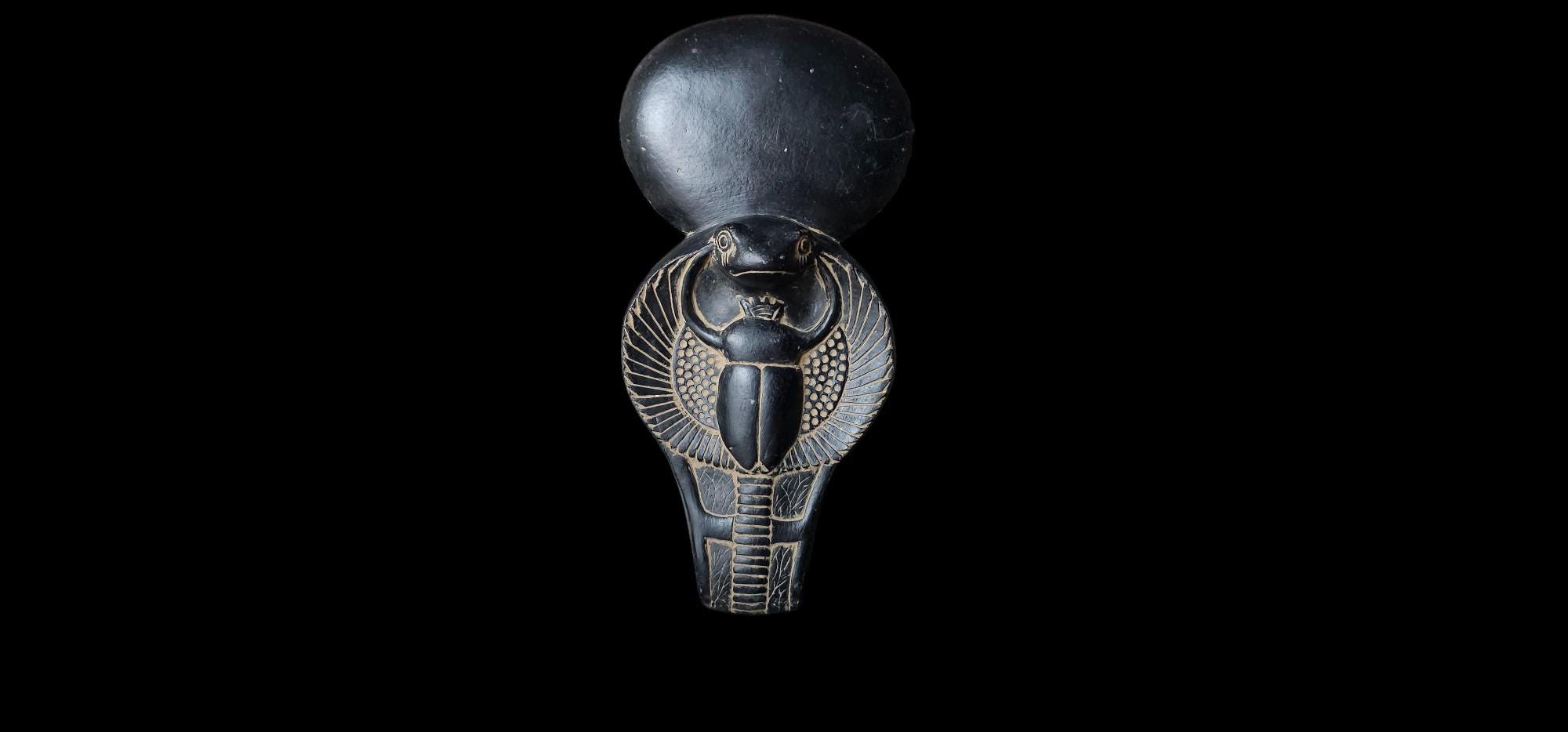 スカラベのシンボルを持つ古代エジプトのウラエウスコブラ像、ヘビ愛好