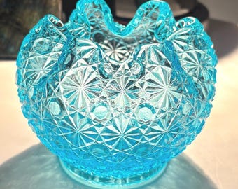 Vaso a forma di rosa con motivo a margherite e bottoni blu acqua