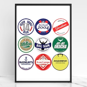 Peut inclure: Neuf autocollants ronds, colorés et imprimés en forme de capsules de bouteilles avec différents textes et images. Les autocollants présentent des noms comme "Kevin Davies", "Djorkaeff 2004", "Gardner", "Stelios", "Big Sam", "Jay-Jay Okocha", "McGinlay's", "Ivan Campo" et "Jaaykelainan".
