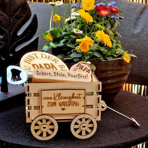 Mini-Bollerwagen Set mit Gravur - Vatertagsgeschenk personalisiert | Flaschenöffner, Untersetzer & Schlüsselanhänger aus Holz