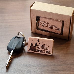 Personalisierter Holz Schlüsselanhänger Camping | Wohnwagen, Wohnmobil, Campervan Motiv | Gravur mit Name oder Spruch | Geschenk für Camper