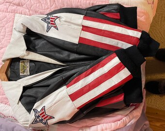 Vintage USA Leather Jacket. Jacket is a Size Small. It is in