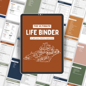 Op de afbeelding: Een digitale tablet met een bruine achtergrond waarop witte tekst staat die luidt "The Ultimate Life Binder to get your family organized". In het midden van het scherm staat een witte lijntekening van een wijk met huizen en bomen. De tablet is omringd door pagina's uit een map met koppen zoals "Contents", "Contacts", "Insurance", "Accounts", "Financial Accounts", "Business Records", "Vital Records" en "Property".