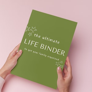 Puede incluir: Una hoja de cartulina verde con texto blanco que dice "the ultimate LIFE BINDER to get your family organized". La cartulina est&aacute; decorada con estrellas blancas.