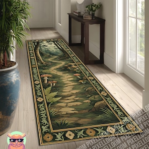 Puede incluir: Una alfombra larga y rectangular con un diseño de sendero forestal. La alfombra muestra un camino de piedra sinuoso, árboles, setas y helechos en tonos verdes, marrones y beige. El borde tiene un patrón floral con un ribete negro y dorado.