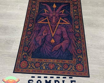 Puede incluir: Una alfombra rectangular que presenta una ilustración en azul oscuro y morado de una figura de cabra alada con un gran pentagrama amarillo y una llama en la cabeza. El diseño está encerrado en un borde decorativo con patrones florales rojos y naranjas.