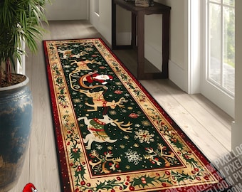 Op de afbeelding: Een lange rechthoekige loper met een donkergroen middenstuk voorzien van een herhalend patroon van de Kerstman in een arrenslee getrokken door rendieren, geaccentueerd door witte sneeuwvlokken. De rand is crème met rode hulstbessen en groene bladeren.